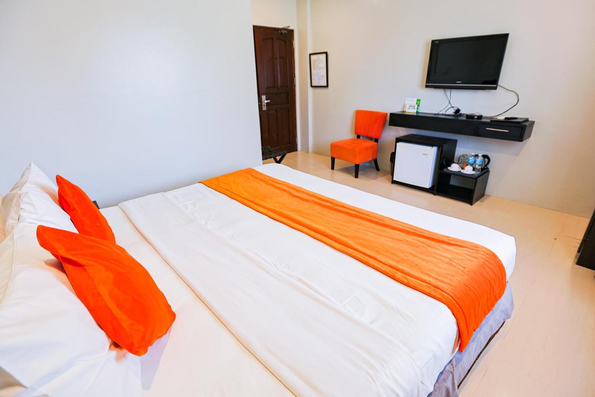 Holiday Suites Puerto Princesa Екстер'єр фото