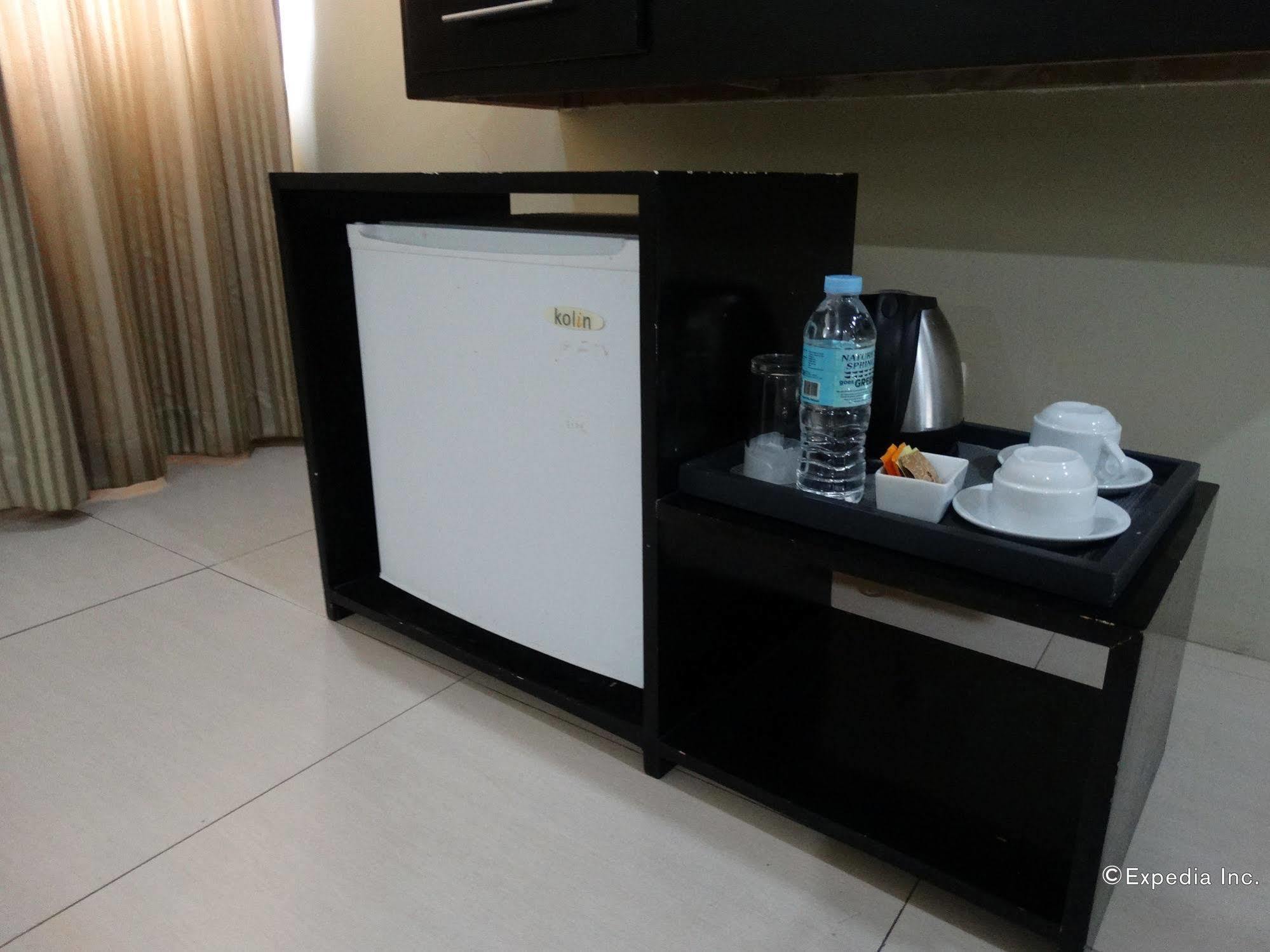 Holiday Suites Puerto Princesa Екстер'єр фото