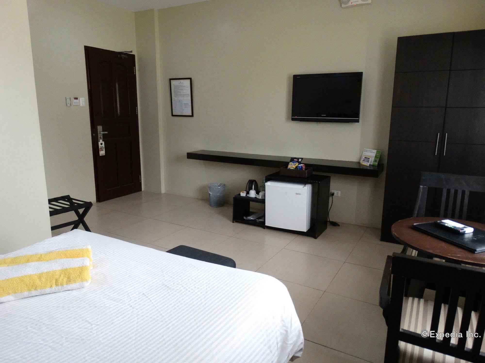 Holiday Suites Puerto Princesa Екстер'єр фото