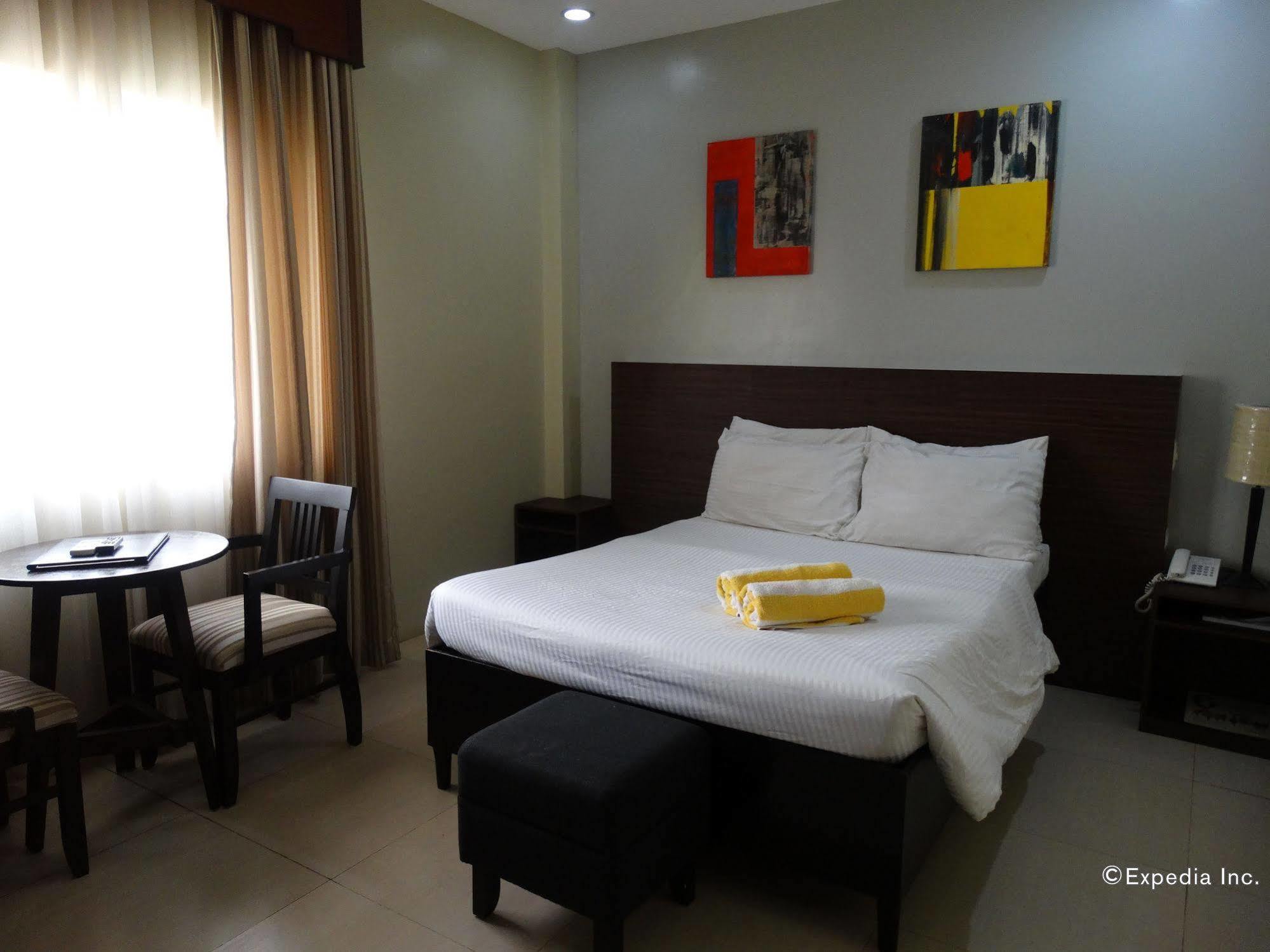 Holiday Suites Puerto Princesa Екстер'єр фото