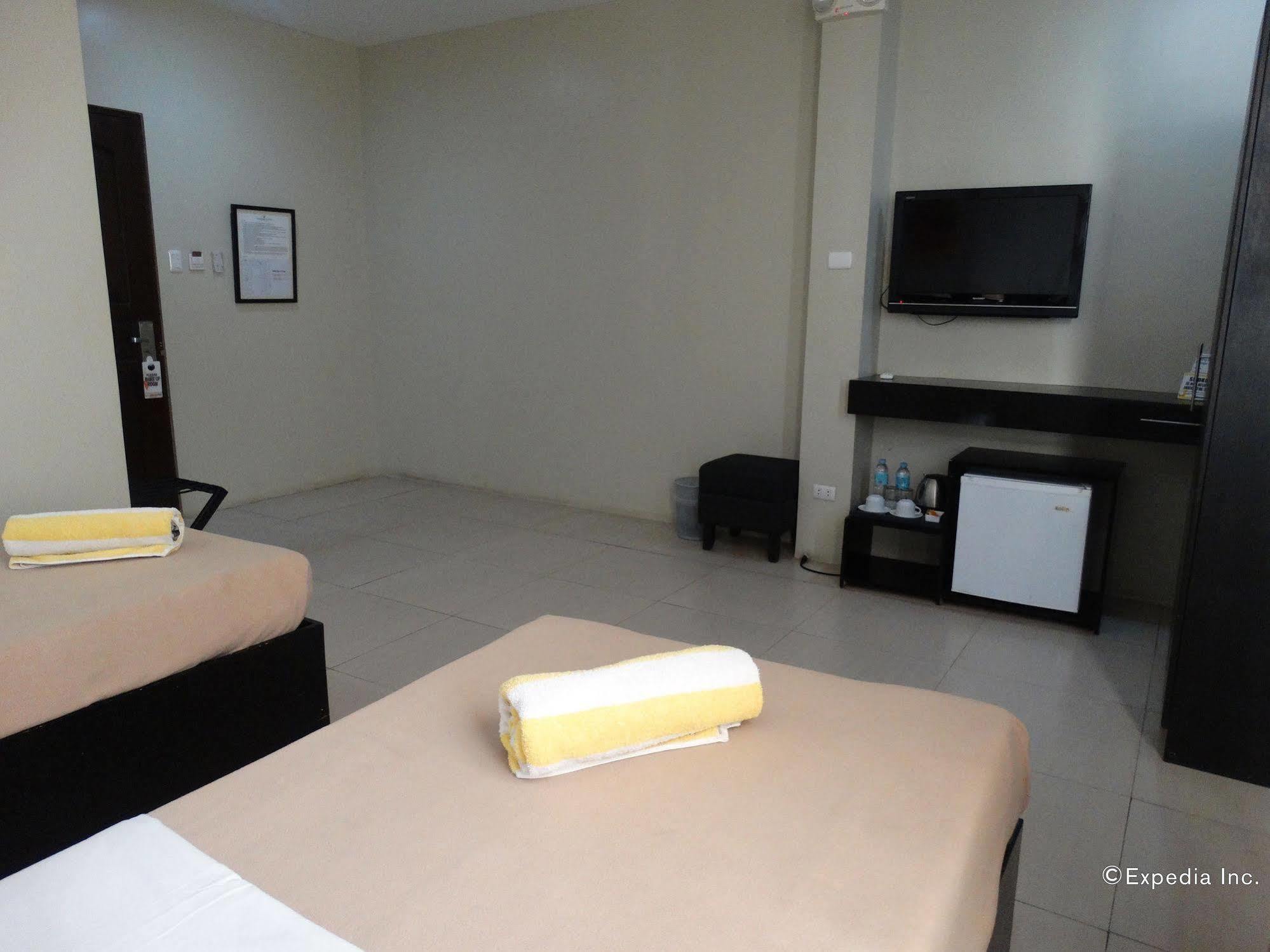 Holiday Suites Puerto Princesa Екстер'єр фото