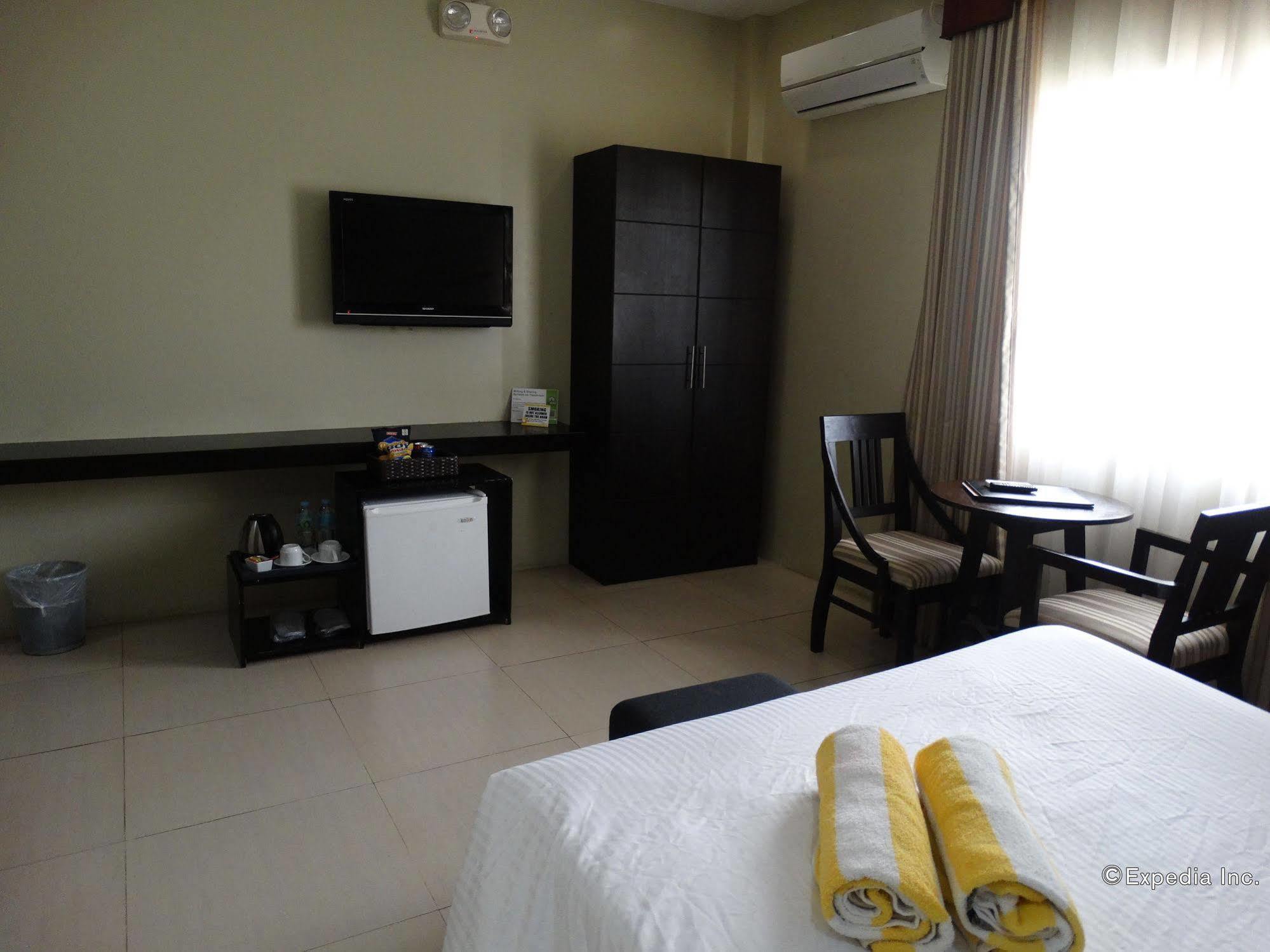 Holiday Suites Puerto Princesa Екстер'єр фото