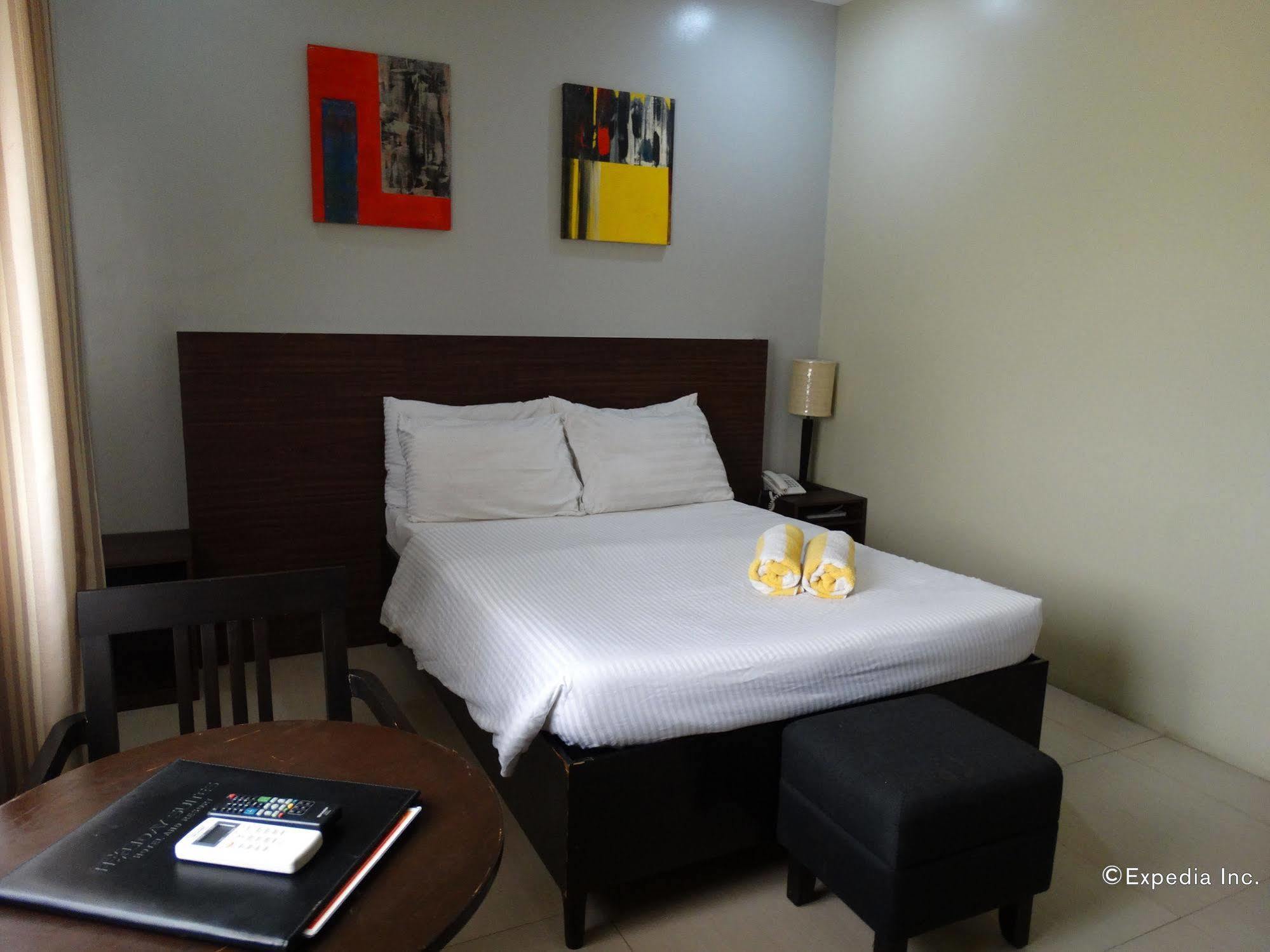 Holiday Suites Puerto Princesa Екстер'єр фото