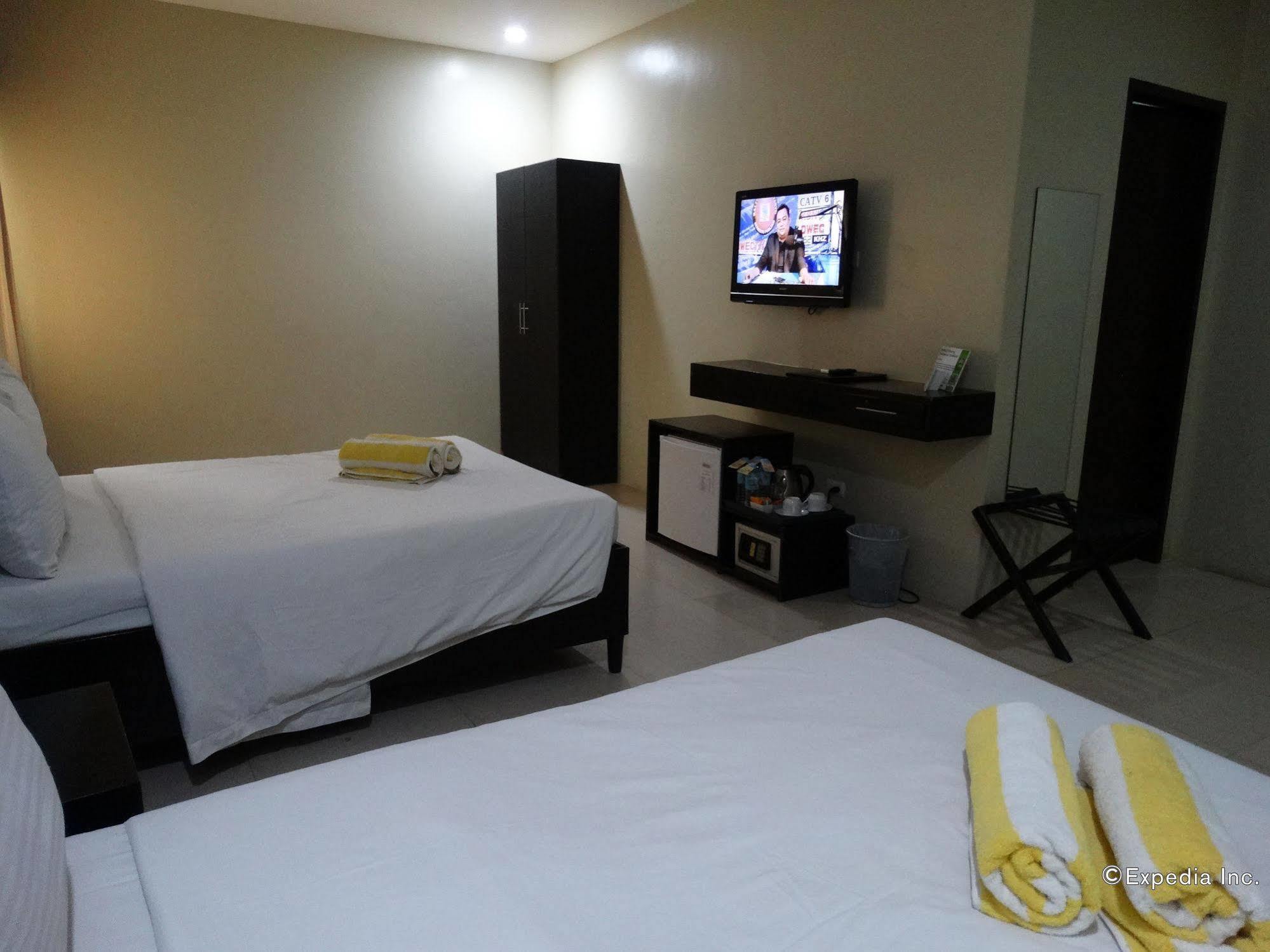 Holiday Suites Puerto Princesa Екстер'єр фото