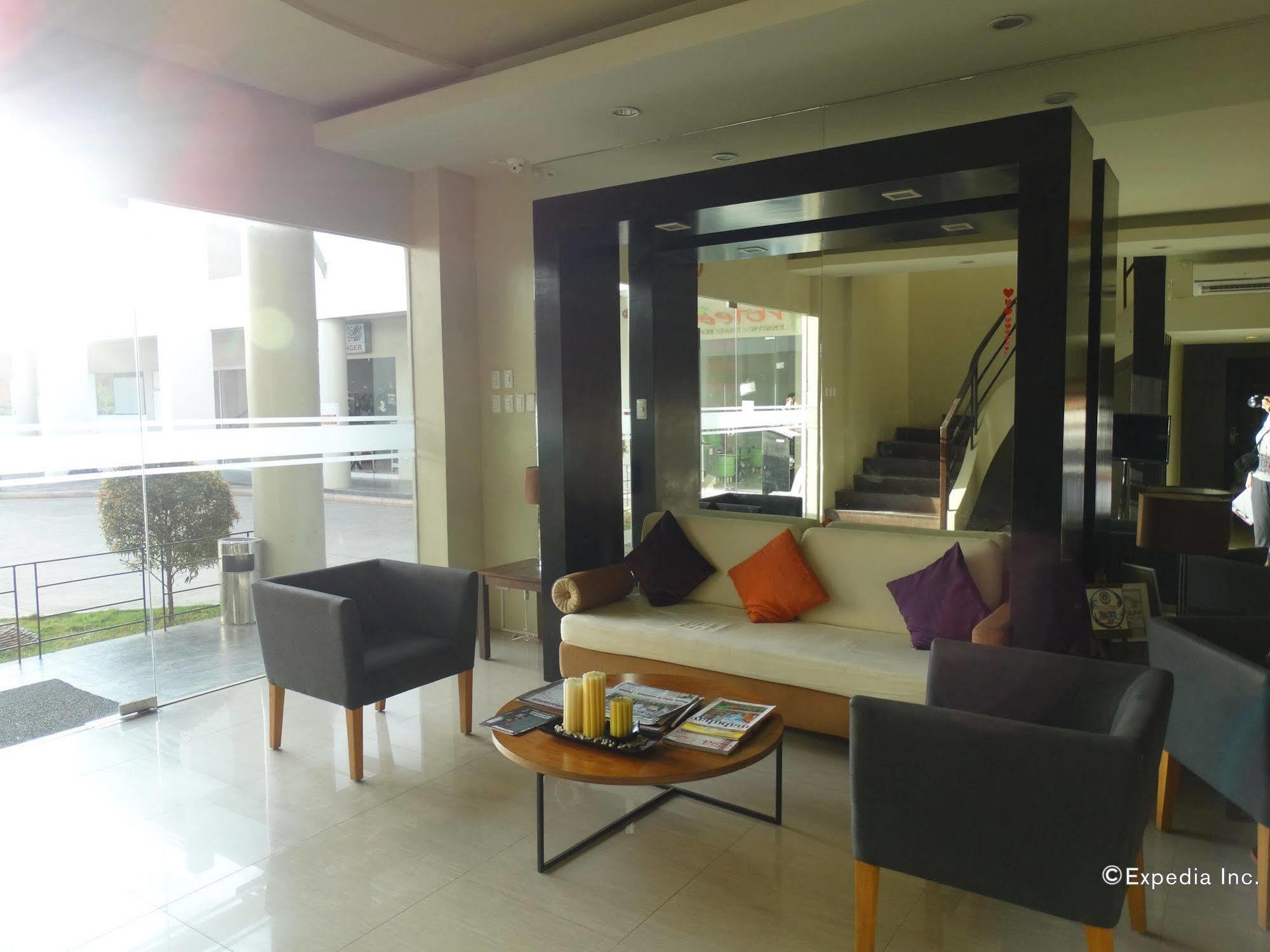 Holiday Suites Puerto Princesa Екстер'єр фото