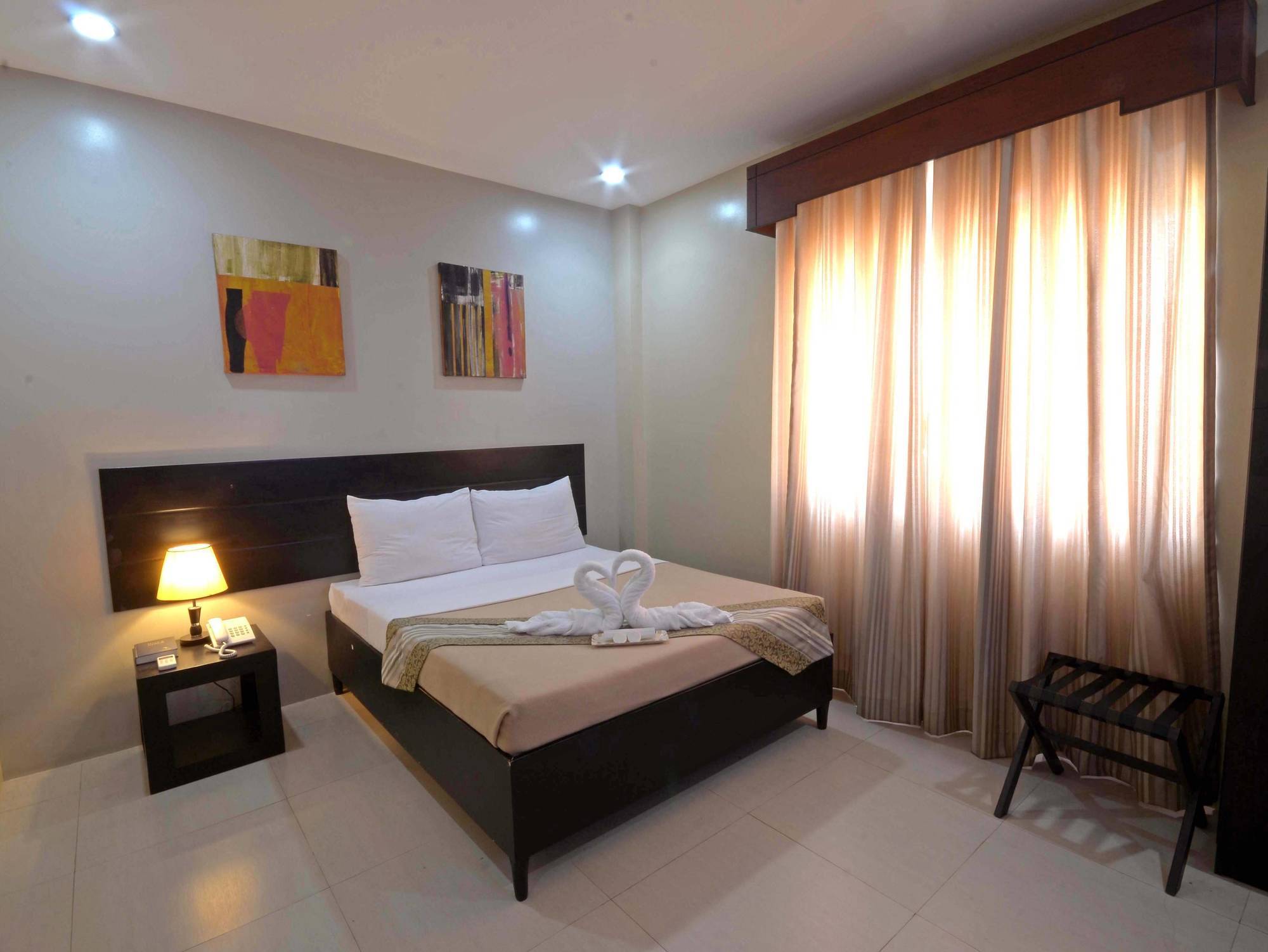 Holiday Suites Puerto Princesa Екстер'єр фото